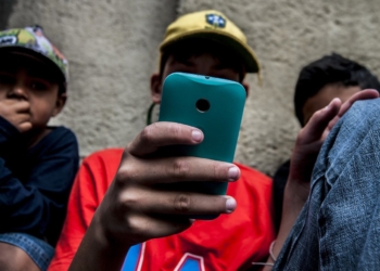 Celular é a plataforma de acesso a internet para crianças e adolescentes pobres no Brasil | Foto: Arquivo