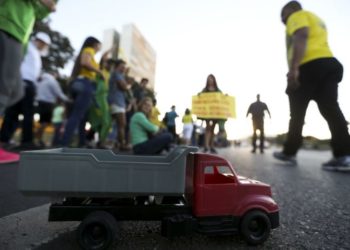 Um grupo de motoristas de guincho protesta neste domingo (27) na Esplanada dos Ministérios, em Brasília, pelo fim dos impostos que incidem sobre o diesel