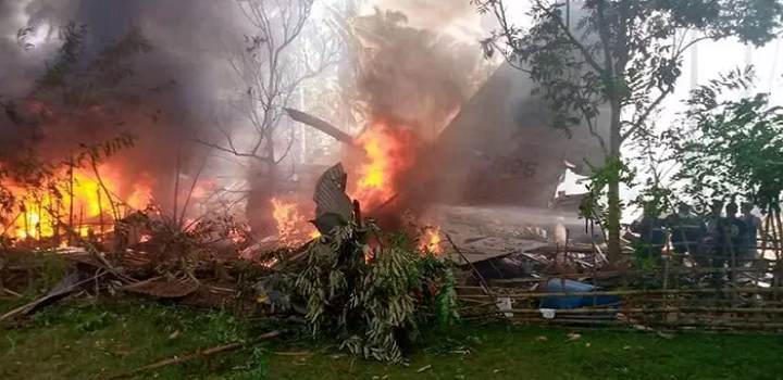 Aeronave militar tentava pousar quando o acidente aconteceu; autoridades reportam resgate de sobreviventes