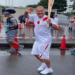 Lenda do futebol masculino levou símbolo olímpico pelas ruas de Kashima, ao lado de ex-jogadores do time onde fez carreira nos anos 90