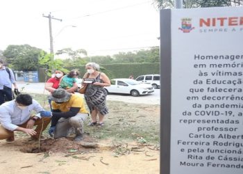 Secretaria e a Fundação Municipal de Educação de Niterói realizaram, nesta terça-feira (21), uma homenagem aos servidores que morreram por conta da Covid-19.