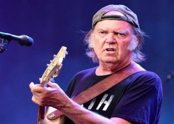 A cruzada de Neil Young contra o Spotify não é novidade para o músico O cantor e compositor canadense tem uma longa tradição de enfrentar os poderosos - e conseguir fazer sua mensagem reverberar