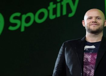 CEO do Spotify condena insultos racistas de Joe Rogan