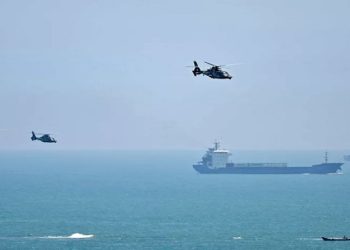 Helicópteros militares chineses sobrevoam a ilha de Pingtan, um dos po