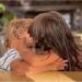 Sofia Arruda posta foto de crianças se beijando